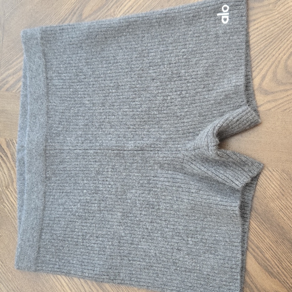 Alo Yoga Cashmere Ribbed Staycation Short NWOT in cozy grey heather sz SMALL - Picture 2 of 4